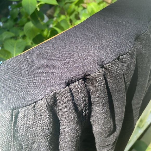 Black linen capris with elastic waist. - Picture 2 of 3